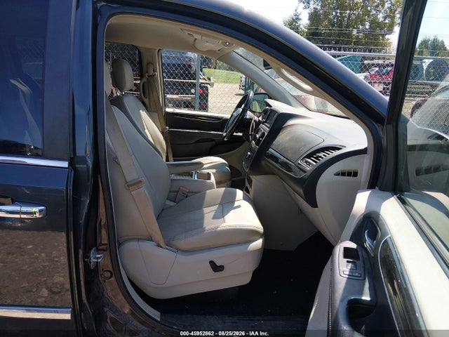 45952862 :رقم المزاد ، 2A4RR8DG3BR617172 vin ، 2011 Chrysler Town & Country Touring-l مزاد بيع