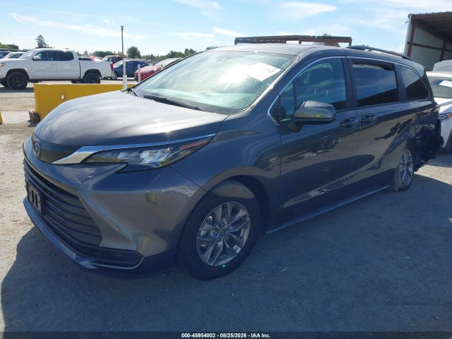 Toyota SIENNA LE 2025 5TDKRKEC9SS289117 Image 2