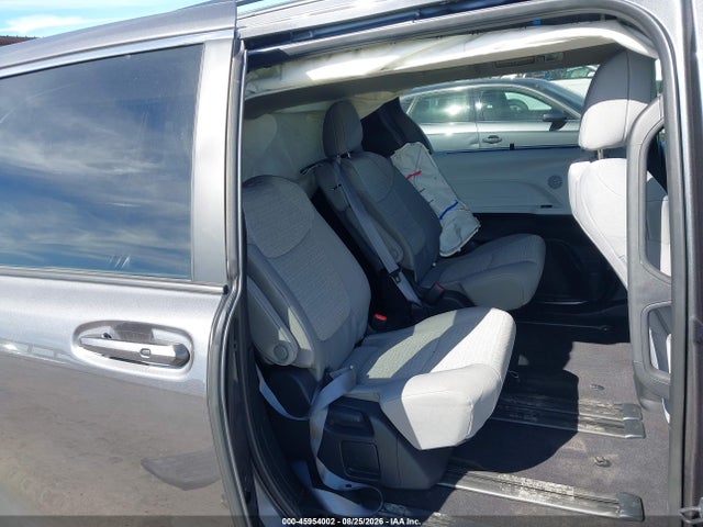 Toyota SIENNA LE 2025 5TDKRKEC9SS289117 Image 8