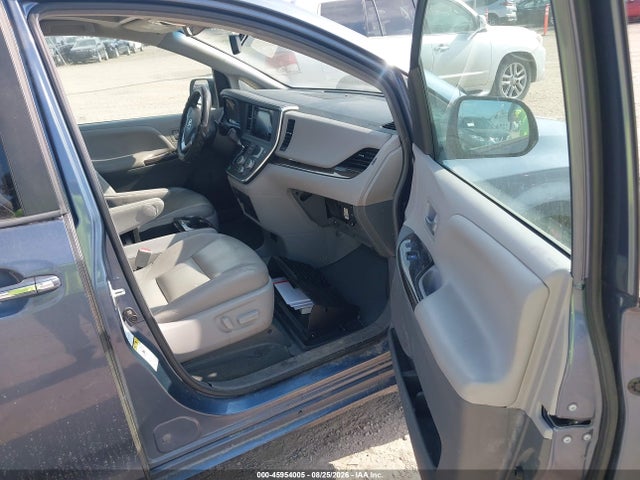 45954005 :رقم المزاد ، 5TDDK3DC0GS139585 vin ، 2016 Toyota Sienna Xle Premium 7 Passenger مزاد بيع