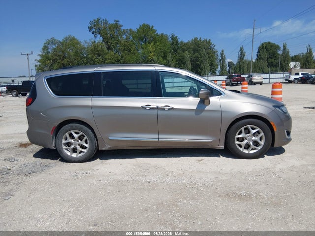 Продажа на аукционе авто 2017 Chrysler Pacifica Touring-l, vin: 2C4RC1BG2HR536528, номер лота: 45954599