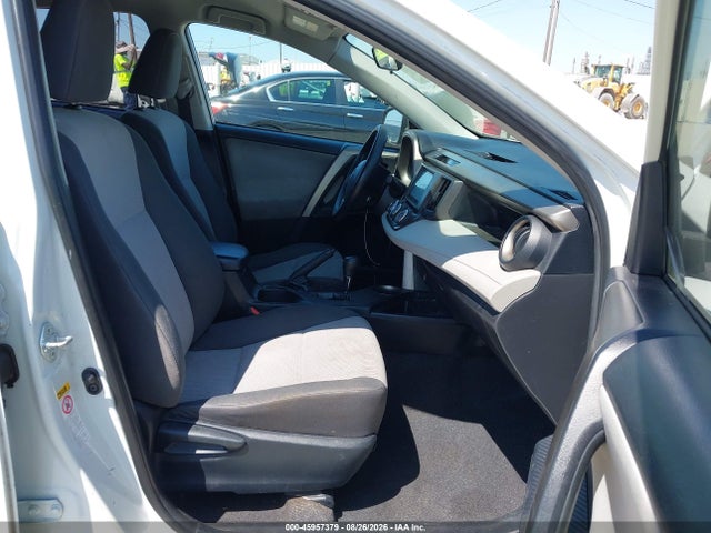 JTMZFREV6FJ050063 Toyota RAV4 LE