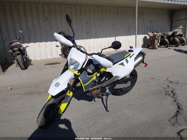 VBKUSV40XMM710569 Husqvarna Supermoto 701