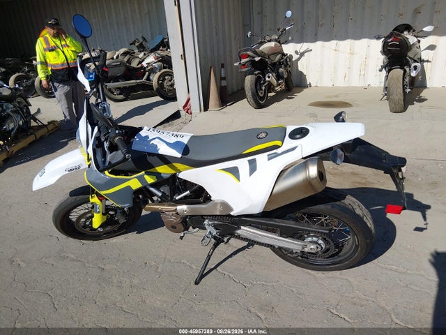 VBKUSV40XMM710569 Husqvarna Supermoto 701