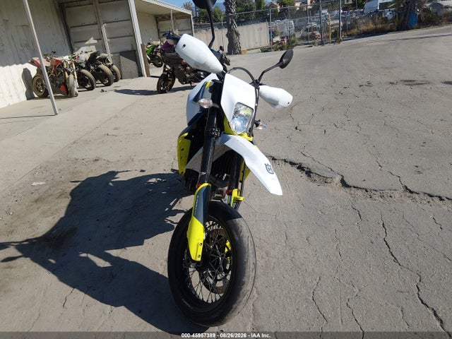 Husqvarna Supermoto 701 2021 VBKUSV40XMM710569 Image 5