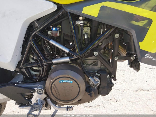 VBKUSV40XMM710569 Husqvarna Supermoto 701