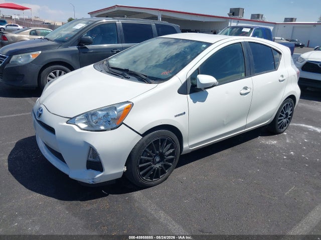 Toyota Prius C Three 2014 JTDKDTB35E1078684 Image 2