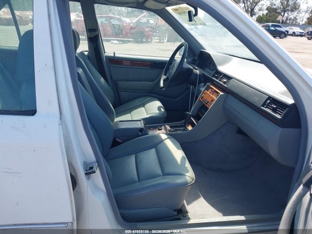 45959108 :رقم المزاد ، WDBEA32E0SC258788 vin ، 1995 Mercedes-benz E 320 Base/320 Special مزاد بيع