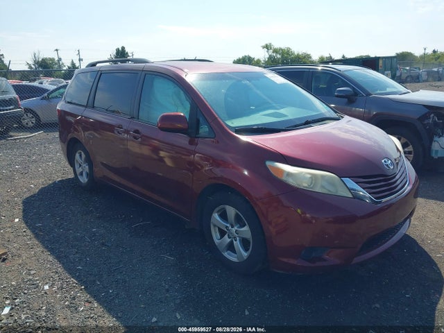 2015 Toyota Sienna Le 8 Passenger მანქანა იყიდება აუქციონზე, vin: 5TDKK3DCXFS578590, აუქციონის ნომერი: 45959527