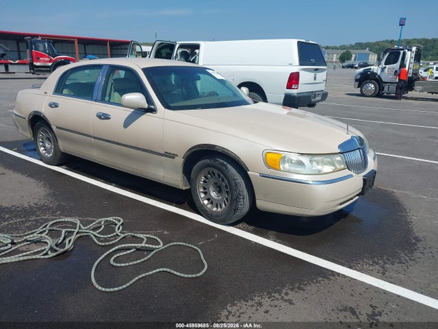 45959685 :رقم المزاد ، 1LNHM83W41Y675757 vin ، 2001 Lincoln Town Car Cartier مزاد بيع
