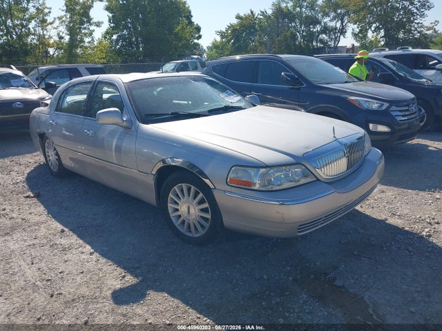45960203 :رقم المزاد ، 1LNHM81W84Y662307 vin ، 2004 Lincoln Town Car Signature مزاد بيع