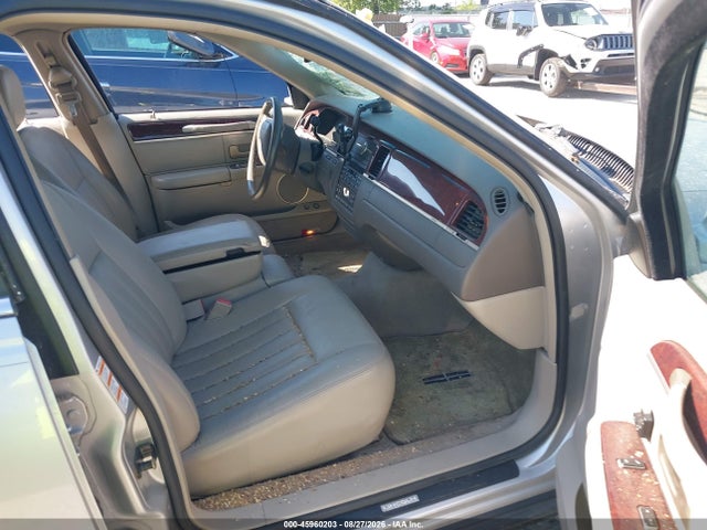 Продажа на аукционе авто 2004 Lincoln Town Car Signature, vin: 1LNHM81W84Y662307, номер лота: 45960203