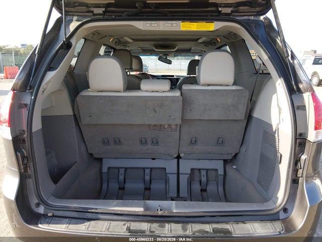 45960233 :رقم المزاد ، 5TDYK3DC4BS044828 vin ، 2011 Toyota Sienna Limited V6 مزاد بيع