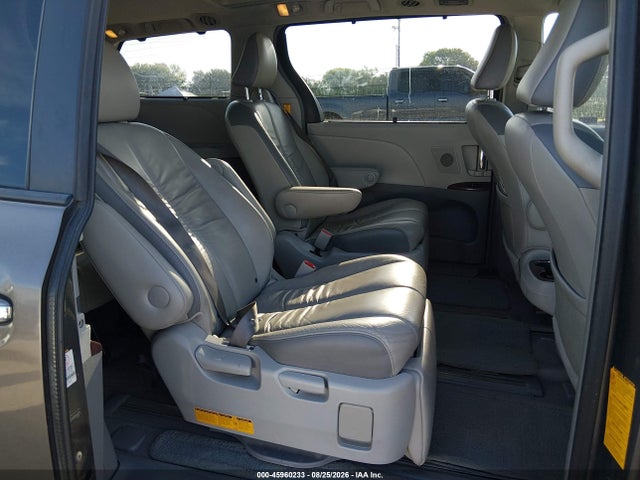 45960233 :رقم المزاد ، 5TDYK3DC4BS044828 vin ، 2011 Toyota Sienna Limited V6 مزاد بيع