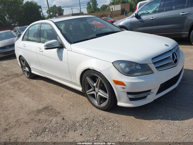 2013 Mercedes-benz C 300 Sport 4matic მანქანა იყიდება აუქციონზე, vin: WDDGF8AB2DR267482, აუქციონის ნომერი: 45960683