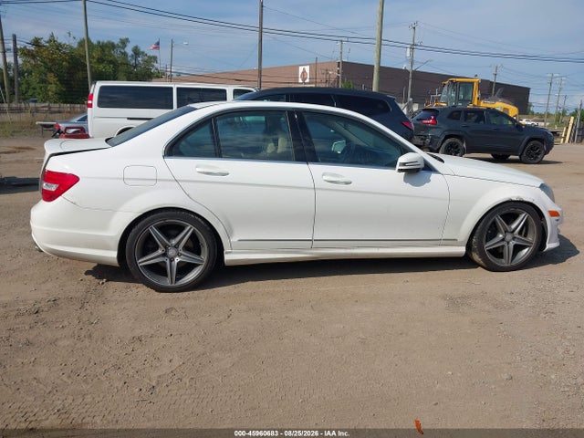 2013 Mercedes-benz C 300 Sport 4matic მანქანა იყიდება აუქციონზე, vin: WDDGF8AB2DR267482, აუქციონის ნომერი: 45960683