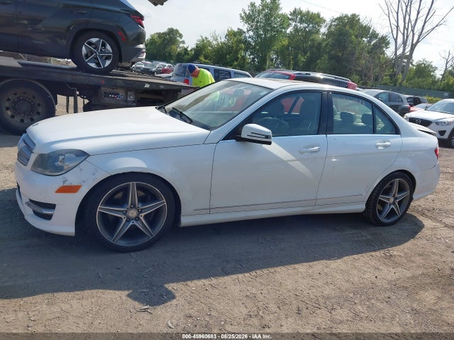 2013 Mercedes-benz C 300 Sport 4matic მანქანა იყიდება აუქციონზე, vin: WDDGF8AB2DR267482, აუქციონის ნომერი: 45960683