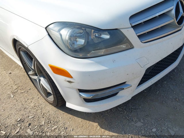 2013 Mercedes-benz C 300 Sport 4matic მანქანა იყიდება აუქციონზე, vin: WDDGF8AB2DR267482, აუქციონის ნომერი: 45960683