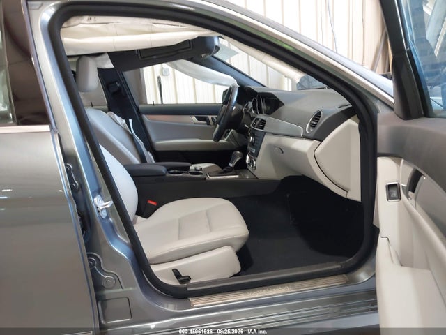 2012 Mercedes-benz C 250 Sport მანქანა იყიდება აუქციონზე, vin: WDDGF4HBXCR235733, აუქციონის ნომერი: 45961536
