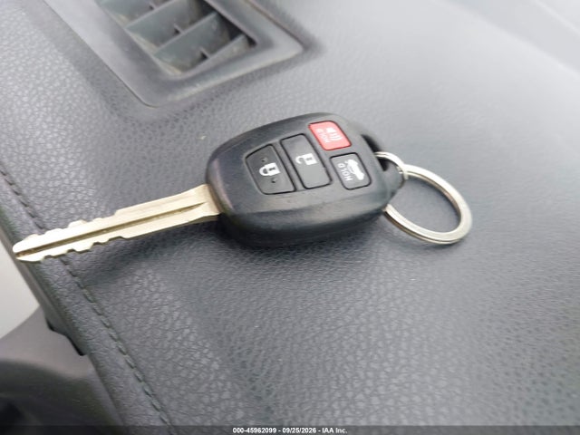 45962099 :رقم المزاد ، 5YFBURHE4JP831557 vin ، 2018 Toyota Corolla Le مزاد بيع
