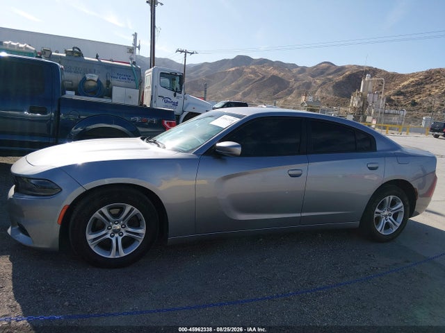 2C3CDXBG5JH303510 Dodge Charger Sxt Rwd