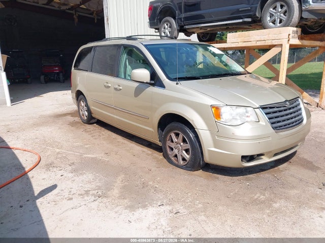 45963873 :رقم المزاد ، 2A4RR8D13AR451715 vin ، 2010 Chrysler Town & Country Touring Plus مزاد بيع