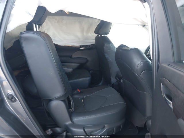 Toyota Highlander Limited 2024 5TDKDRBH1RS551780 Image 8