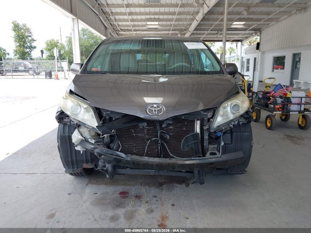 45965784 :رقم المزاد ، 5TDKK3DC1DS383099 vin ، 2013 Toyota Sienna Le V6 8 Passenger مزاد بيع
