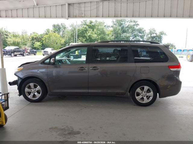 45965784 :رقم المزاد ، 5TDKK3DC1DS383099 vin ، 2013 Toyota Sienna Le V6 8 Passenger مزاد بيع