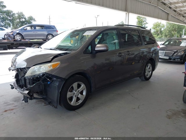 45965784 :رقم المزاد ، 5TDKK3DC1DS383099 vin ، 2013 Toyota Sienna Le V6 8 Passenger مزاد بيع