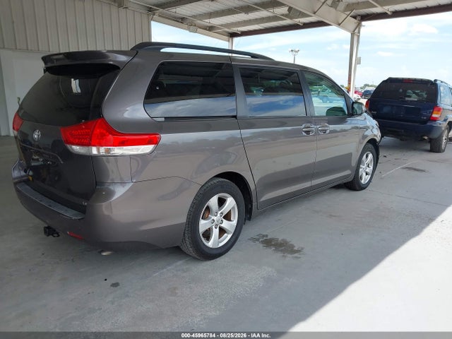 45965784 :رقم المزاد ، 5TDKK3DC1DS383099 vin ، 2013 Toyota Sienna Le V6 8 Passenger مزاد بيع