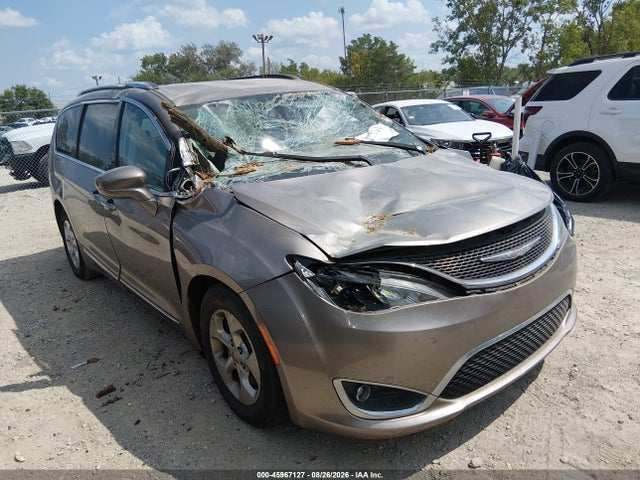 2017 Chrysler Pacifica Touring-l Plus მანქანა იყიდება აუქციონზე, vin: 2C4RC1EG0HR622514, აუქციონის ნომერი: 45967127