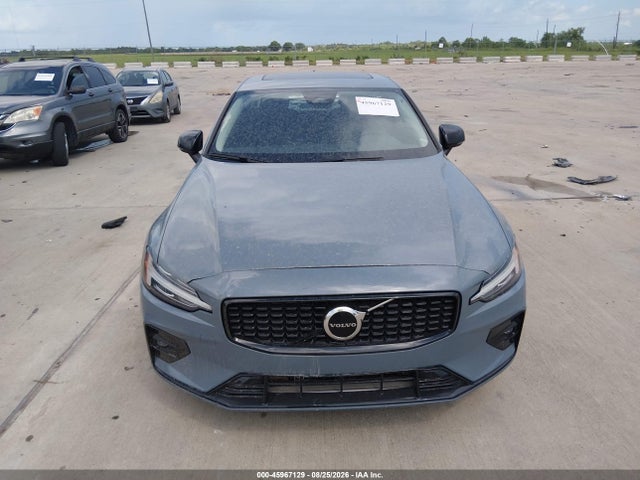 7JRL12FK9RG323001 Volvo S60 B5 Core Dark Theme
