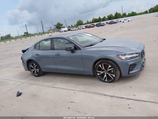 7JRL12FK9RG323001 Volvo S60 B5 Core Dark Theme