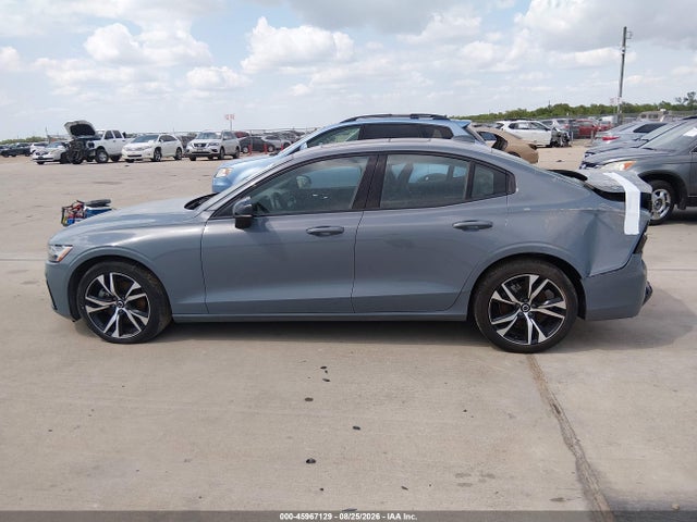 7JRL12FK9RG323001 Volvo S60 B5 Core Dark Theme