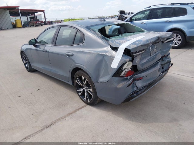 7JRL12FK9RG323001 Volvo S60 B5 Core Dark Theme