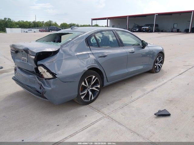 7JRL12FK9RG323001 Volvo S60 B5 Core Dark Theme