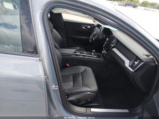7JRL12FK9RG323001 Volvo S60 B5 Core Dark Theme