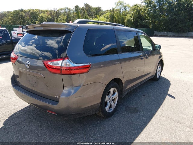 2017 Toyota Sienna Le 8 Passenger მანქანა იყიდება აუქციონზე, vin: 5TDKZ3DC4HS824628, აუქციონის ნომერი: 45967498