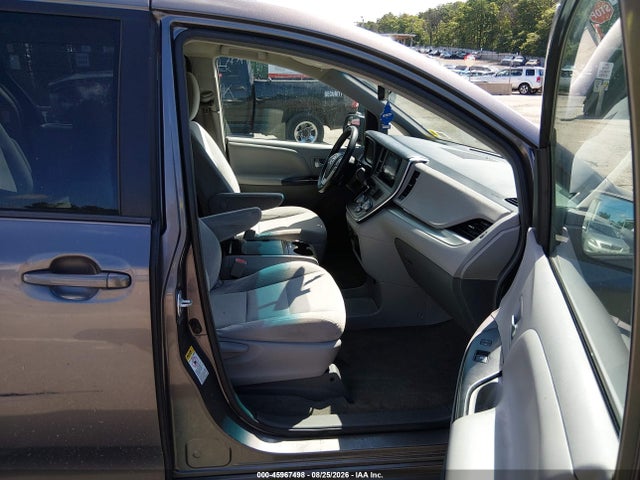 2017 Toyota Sienna Le 8 Passenger მანქანა იყიდება აუქციონზე, vin: 5TDKZ3DC4HS824628, აუქციონის ნომერი: 45967498