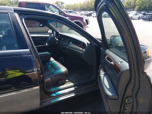 Aukcja sprzedaży 2000 Lincoln Town Car Signature, vin: 1LNHM82W5YY914695, numer aukcji: 45967889