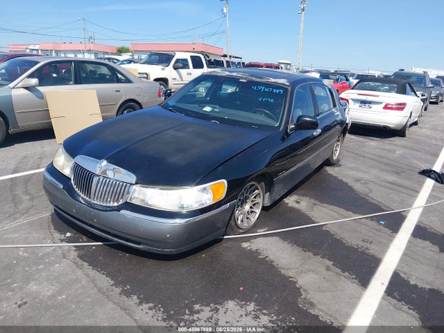 Aukcja sprzedaży 2000 Lincoln Town Car Signature, vin: 1LNHM82W5YY914695, numer aukcji: 45967889