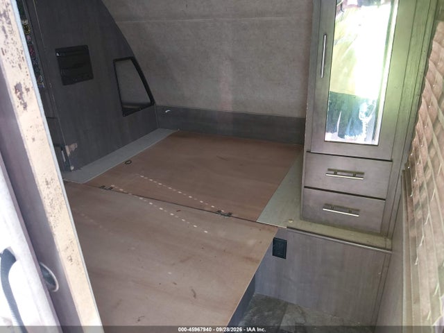 45967940 :رقم المزاد ، 4X4TSVE27GL027598 vin ، 2016 Forest River Surveyor مزاد بيع
