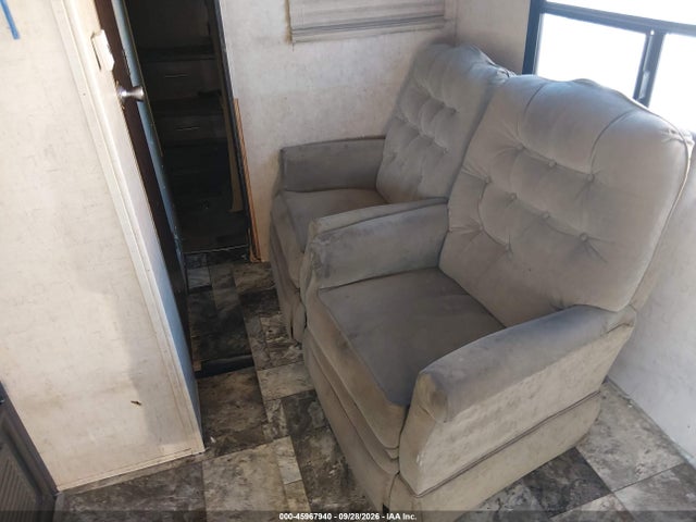 45967940 :رقم المزاد ، 4X4TSVE27GL027598 vin ، 2016 Forest River Surveyor مزاد بيع