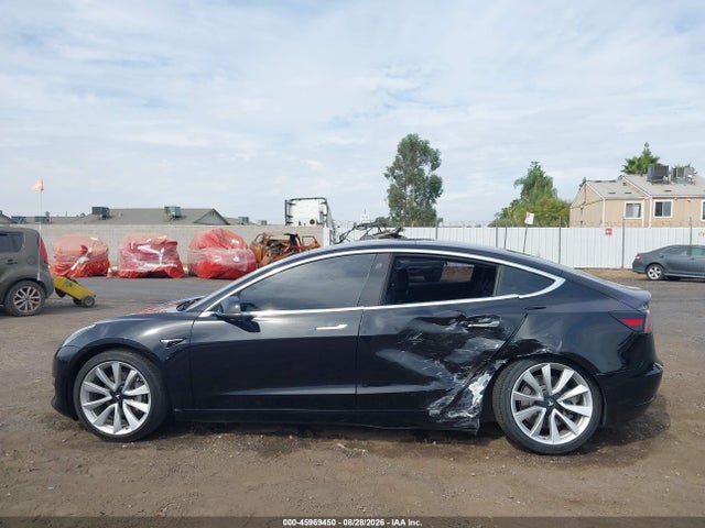 2018 Tesla Model 3 Long Range/mid Range მანქანა იყიდება აუქციონზე, vin: 5YJ3E1EA1JF071068, აუქციონის ნომერი: 45969450