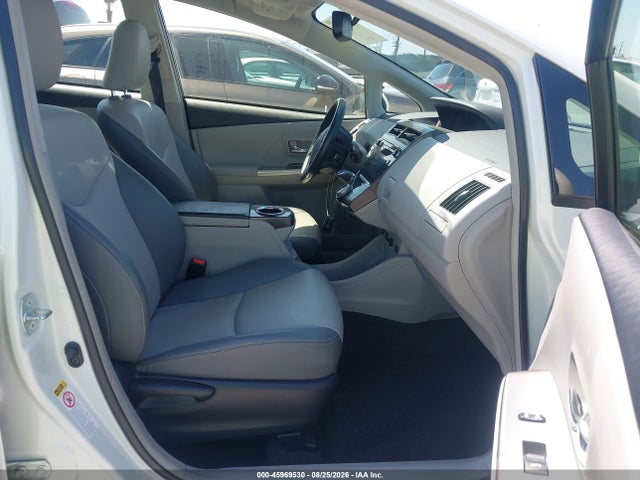 JTDZN3EU2FJ020145 Toyota Prius V Five
