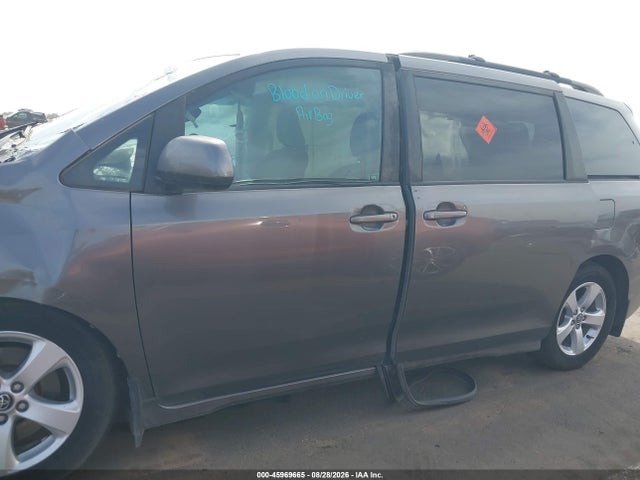 Toyota Sienna Le 8 Passenger 2018 5TDKZ3DC2JS924524 Image 14