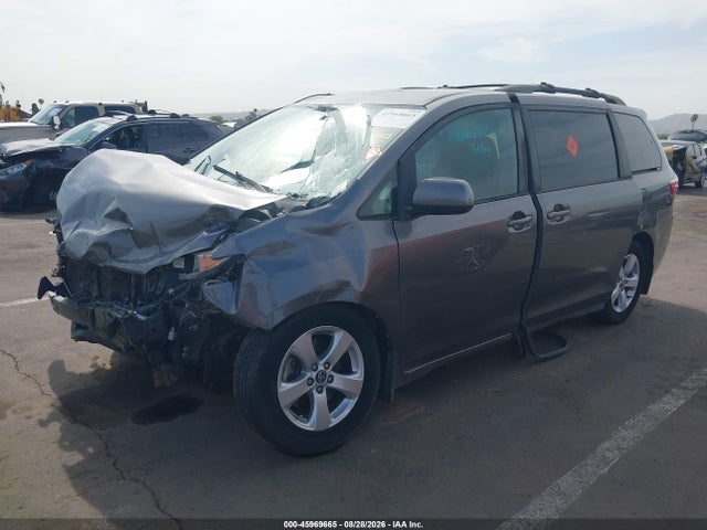Toyota Sienna Le 8 Passenger 2018 5TDKZ3DC2JS924524 Image 2