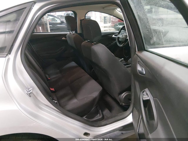 1FADP3F27JL327962 Ford FOCUS SE