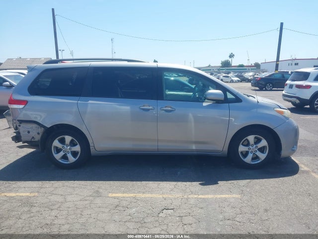2014 Toyota Sienna Le V6 8 Passenger მანქანა იყიდება აუქციონზე, vin: 5TDKK3DC0ES497726, აუქციონის ნომერი: 45970441